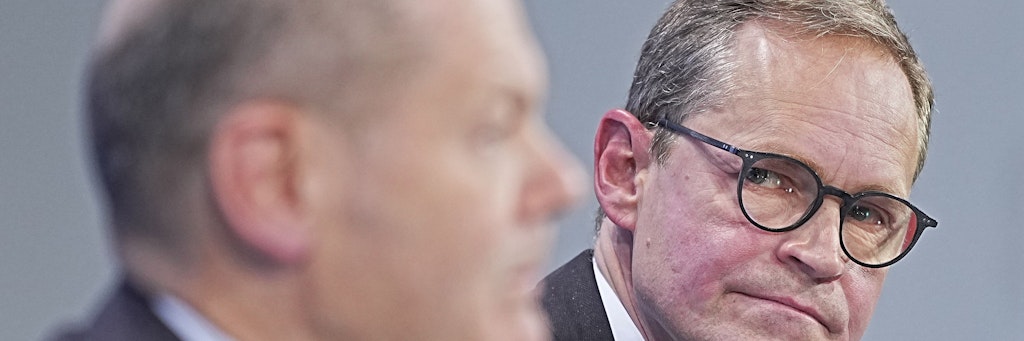 Olaf Scholz (SPD, l), geschäftsführender Bundesfinanzminister, und Michael Müller (SPD), Regierender Bürgermeister von Berlin bei der Pressekonferenz im Anschluss an die Videokonferenz der Bundeskanzlerin mit den Ministerpräsidenten. 