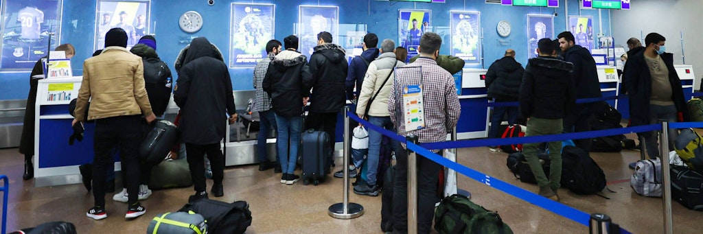 Flughafen Minsk. Iraker checken für ihre Rückkehr nach Bagdad ein.