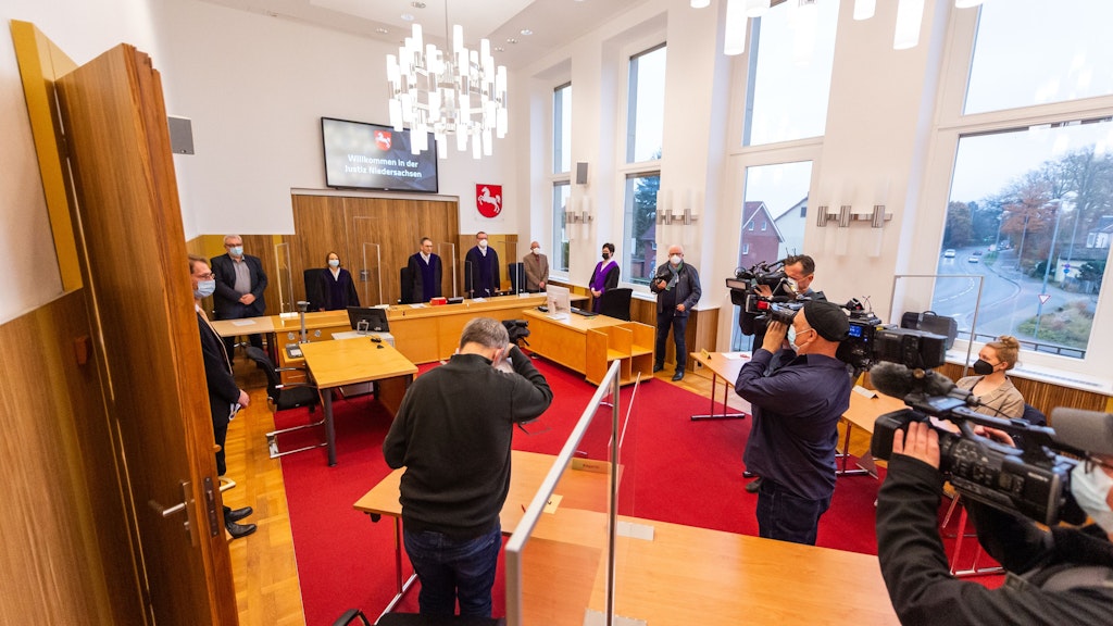Der Kläger vor Prozessbeginn im Saal vom Landessozialgericht Niedersachsen-Bremen. In der Verhandlung geht es um das tatsächliche Alter des Mannes aus dem Landkreis Stade, der Rente beziehen möchte. 