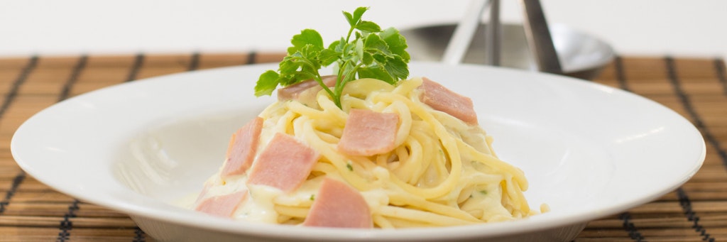 Spaghetti Carbonara werden traditionell ohne Sahne zubereitet, sind aber auch mit Sahne einfach lecker.