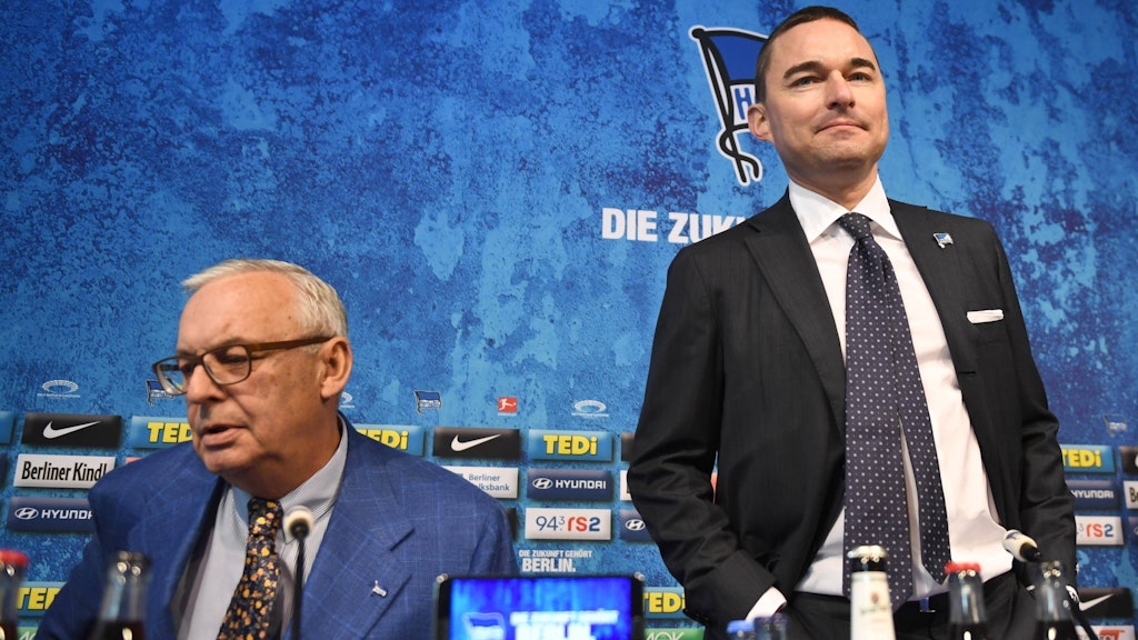 Investor Lars Windhorst, hier neben Hertha-Präsident Werner Gegenbauer, will spätestens in drei bis fünf Jahren mit den Blau-Weißen international spielen.