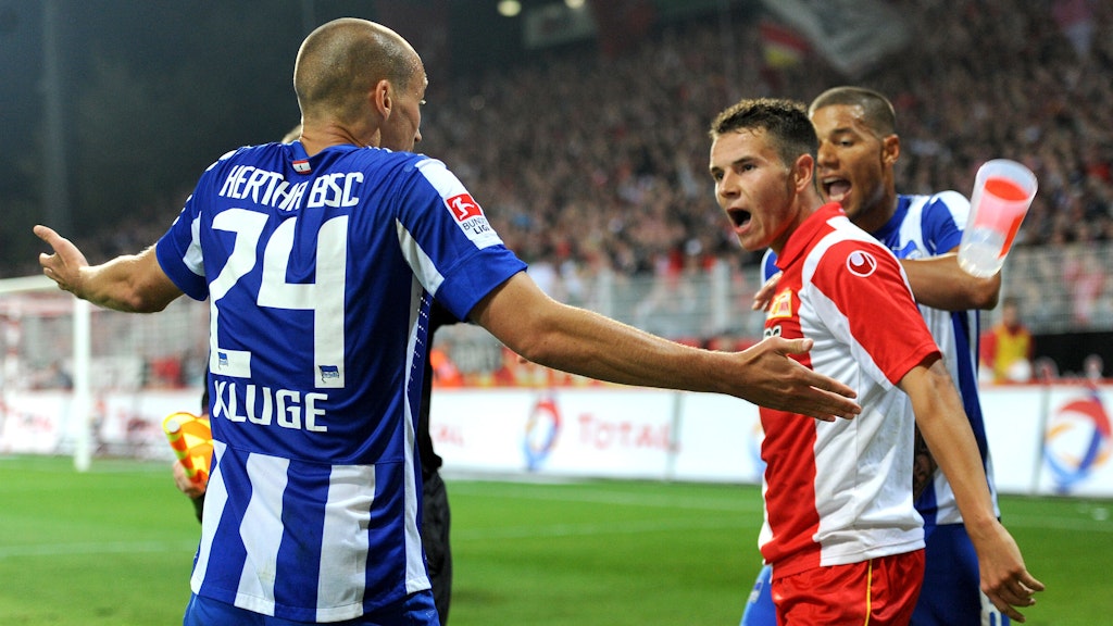 Typisch Derby: Herthas Peer Kluge (l.) und Christopher Quiring sind so gar nicht einer Meinung. 