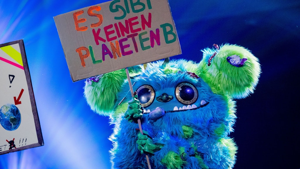 Mülli Müller setzt sich mit Leidenschaft für die Umwelt ein. Aber: Wer ist der „Masked Singer“ im Kostüm?