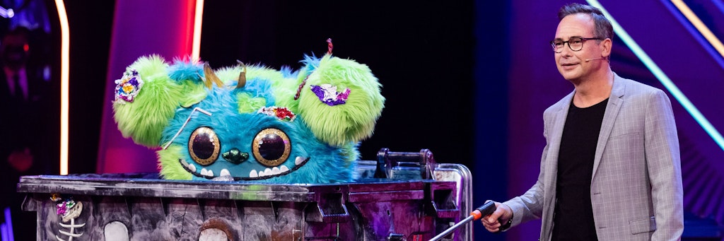 Ein tolles Team: Müll-Monster Mülli Müller mit Moderator Matthias Opdenhövel bei „The Masked Singer“.