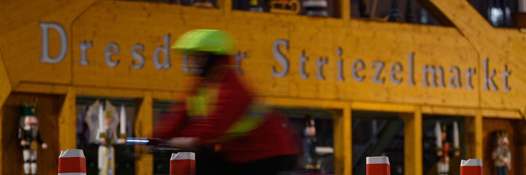 Mobile Straßensperren stehen vor dem Eingang des Dresdner Striezelmarktes. Der Striezelmarkt gilt als einer der ältesten Weihnachtsmärkte weltweit - und war im vergangenen Jahr wegen des Corona-Geschehens abgesagt worden. Das Konzept für den diesjährigen Striezelmarkt sieht unter anderem eine räumliche Entzerrung des Marktes vor. 