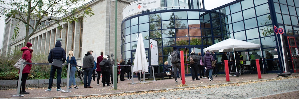 Im Impfzentrum Messe Nord stehen wieder ehr Menschen an, um sich eine Impfung oder eine Auffrischungsimpfung abzuhoen. 
