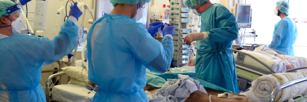 Das tägliche Elend auf eine Covid-19-Intensivstation: Bewusstlose Patienten, überarbeitete Schwestern, Pfleger und Ärzte.