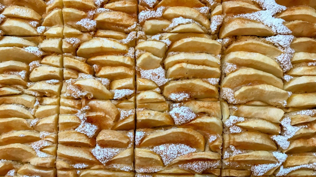 Leckerer Apfelkuchen schmeckt groß und klein.