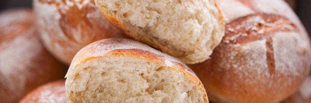 Wer auch am nächsten Tag noch das leckere Brötchen vom Bäcker genießen will, sollte es gut lagern und drei Tipps beherzigen.