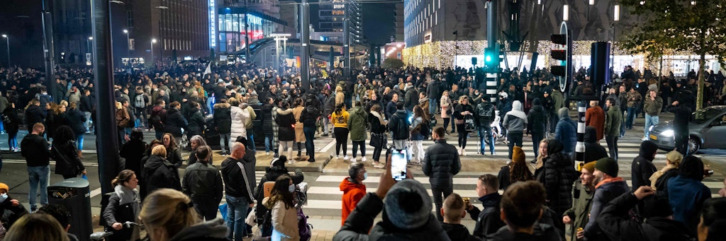 Viele Menschen versammelten sich in Rotterdam, um gegen von der Regierung verhängte schärfere Corona-Regeln zu protestieren. 