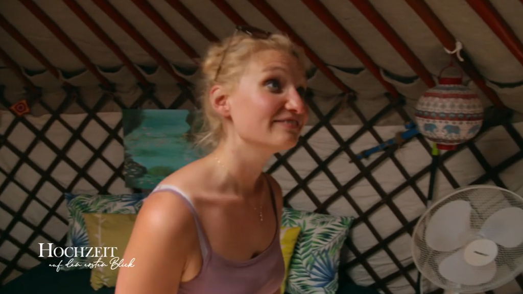 „Hochzeit auf den ersten Blick“-Brat Anika traut ihren Augen nicht beim Anblick das Mini-Zimmers.