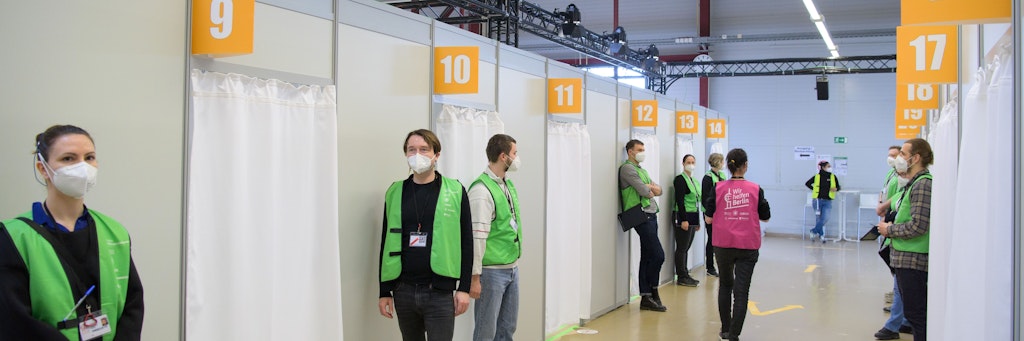 Helfer warten im März 2021 im Terminal C des ehemaligen Flughafens Tegel im Corona-Impfzentrums vor den Impfkabinen auf Patienten. Jetzt kann das Impfzentrum wieder volle Pulle loslegen. 