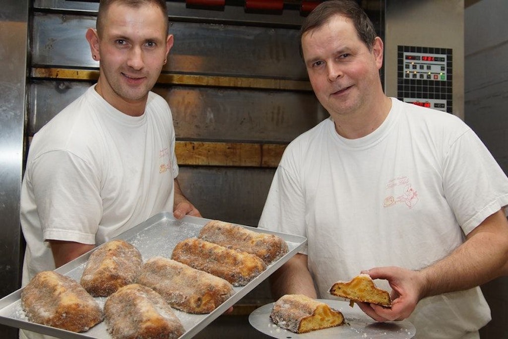 Bäcker Torsten Scholz und sein Sohn Christian (l.) präsentieren stolz ihre mehrfach ausgezeichneten Stollen.