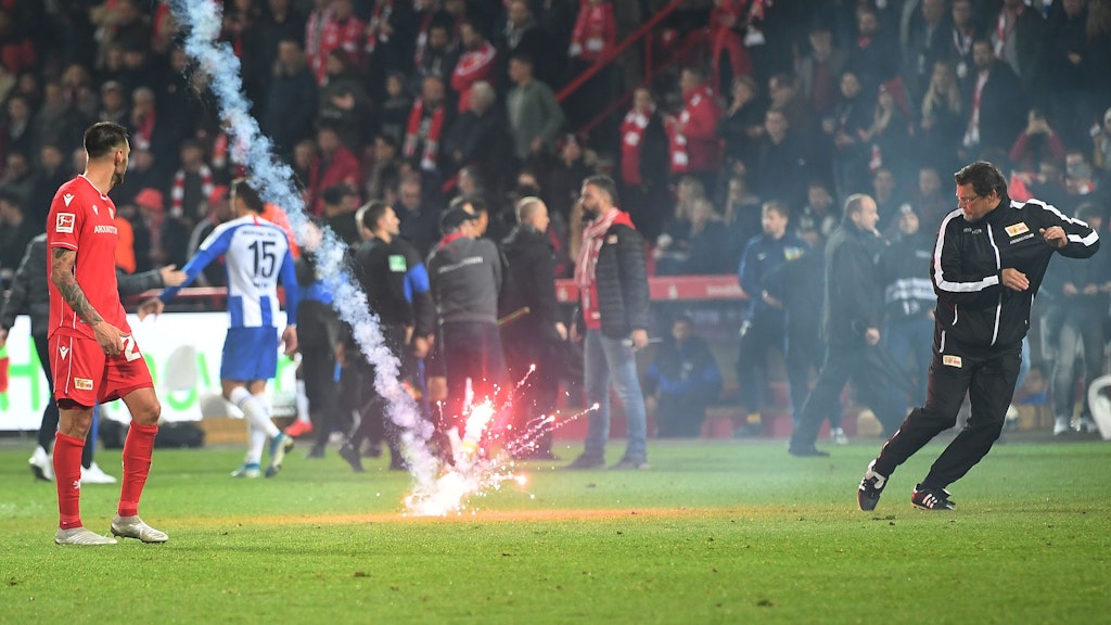 Raketeneinschlag: Im November 2019 kam es beim Derby in der Alten Försterei zu diesen schlimmen Szenen. 