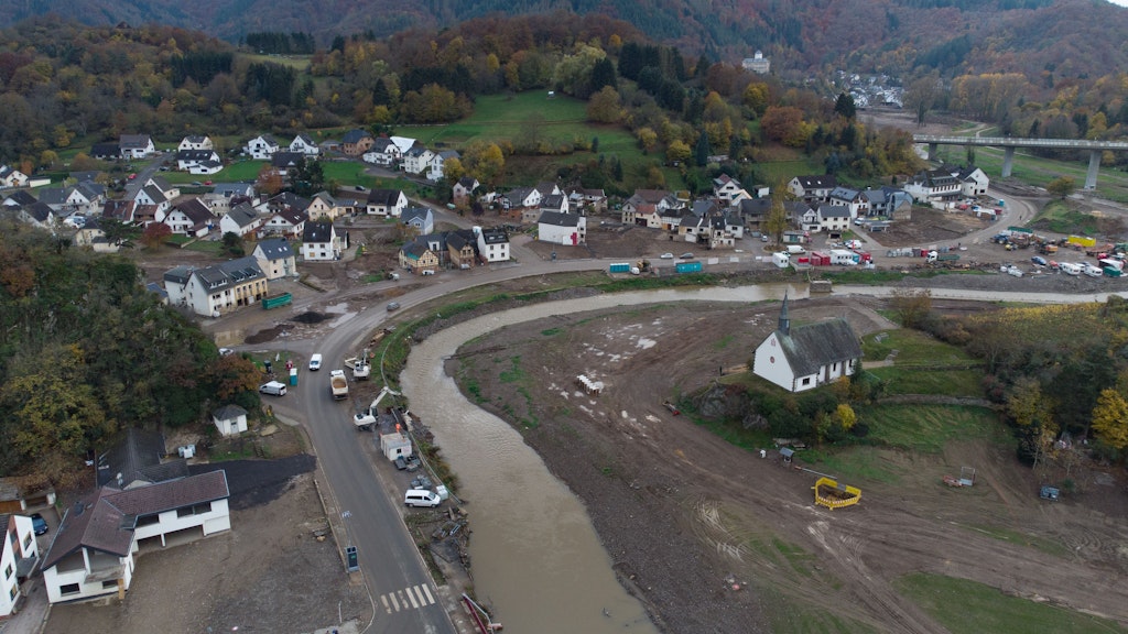 Nach dem Abriss zahlreicher von der Flut zerstörter Häuser hat sich das Ortsbild von Altenahr-Altenstadt stark verändert 