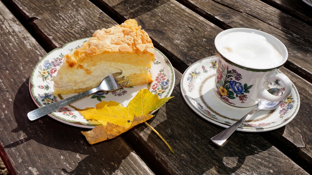 Mit unserem Rezept wird der Bienenstich mit Pudding-Füllung lecker wie vom Konditor.