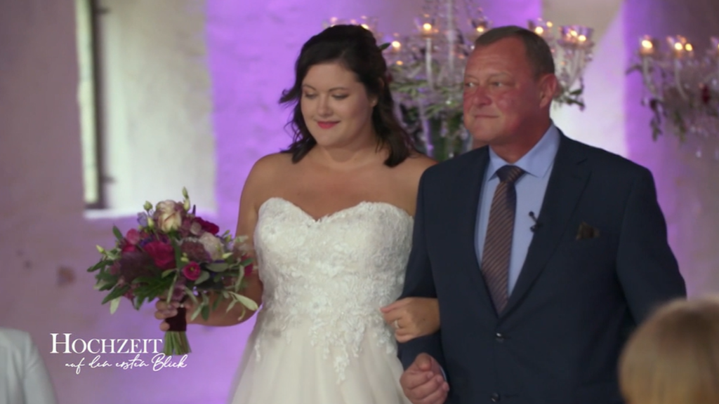 Betritt selbstbewusst und voller Vorfreude den Trausaal: „Hochzeit auf den ersten Blick“-Braut Simone.