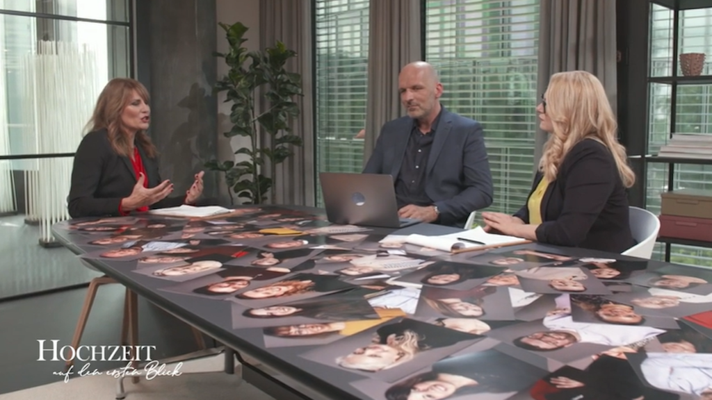 Im Verlauf von „Hochzeit auf den ersten Blick“ analysiert Dr. Sandra Köhldorfer (r.) zusammen mit ihren Kollegen die vielen Bewerber.