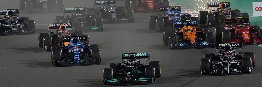 Max Verstappen (2.v.l.) gelang in Katar ein Super-Start, die Premiere in der Wüste gewann aber Lewis Hamilton (v.).