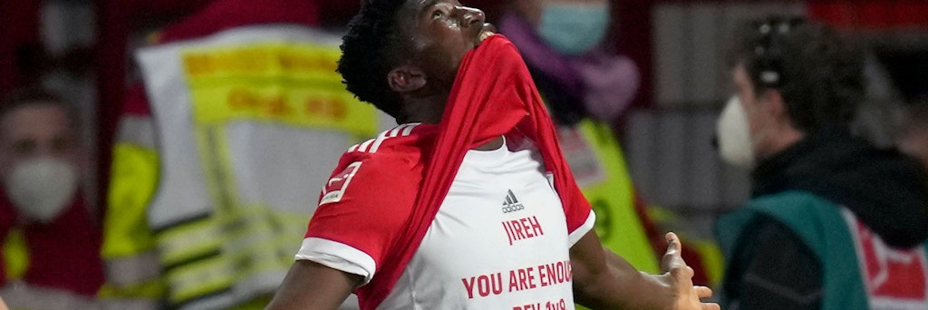 Unions Taiwo Awoniyi präsentiert sein Gottvertrauen schriftlich nach seinem Tor gegen Hertha BSC. 