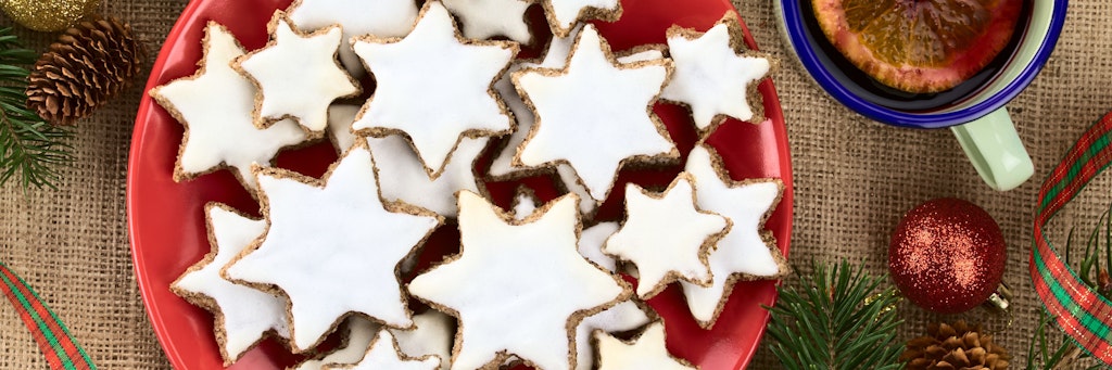 Zimtsterne sind ein traditionelles Weihnachtsgebäck - mit diesem Rezept kann man die leckeren Plätzchen ganz leicht selber machen.