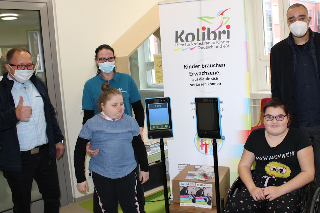 Hier bekommen Lilly und Lina die Schulroboter an ihrer Schule überreicht. 
