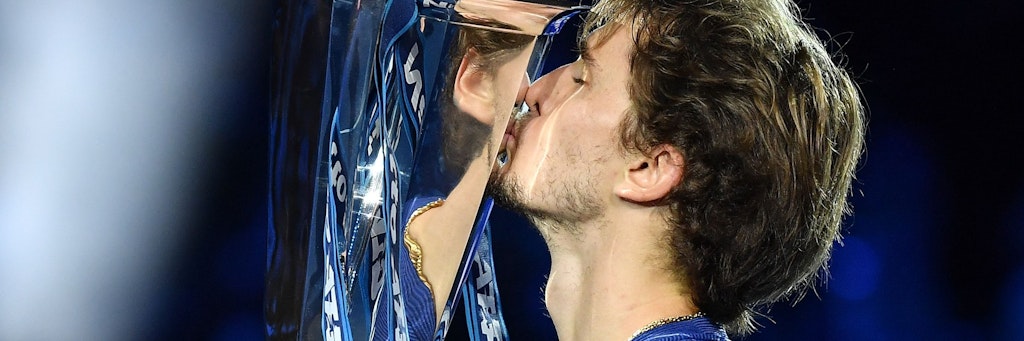 Wenn Freundin Sophia Thomalla schon nicht in der Halle, dann knutscht Alexander Zverev schon mal fremd. Aber die innige Beziehung zum Siegerpokal von Turin verzeiht ihm Sophia garantiert.