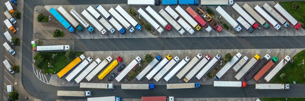 Ein vollgestellter Lkw-Parkplatz an der A2: Oft finden Fernfahrer keinen Ort, an dem sie ihre vorgeschriebenen Pausen einlegen können.