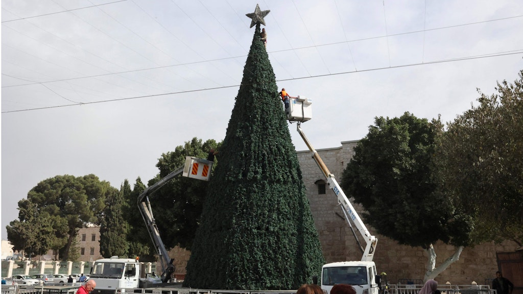 Der Weihnachtsbaum neben der Geburtskirche in Bethlehem ist ein mit Grün bedecktes Stahlgerüst.