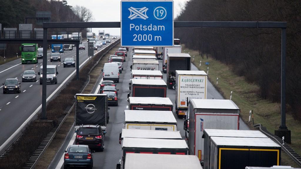Staus zerren an den Nerven der Fernfahrer, weil sie ihre Zeitpläne nicht einhalten können.