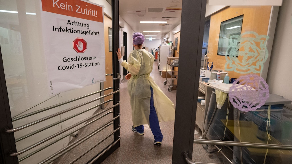 Krankenpflegerin Meryl Meister betritt die Intensivstation des Klinikums Stuttgart. 