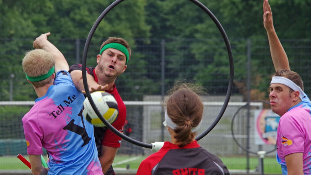 Timo Damköhler (2.v.l), Kapitän der Hamburg Werewolves, setzt in der Partie gegen die Braunschweig Bröwicorns zum Wurf an. Quidditch ist für Menschen mangels „fliegender Besen“ eigentlich nicht zu spielen. Dennoch ist dieser Sport im Kommen.