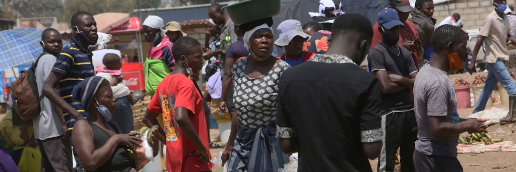 Ein Markt in Harare, der Hauptstadt Simbabwes: Kaum jemand trägt Maske, und wenn, unter dem Kinn.