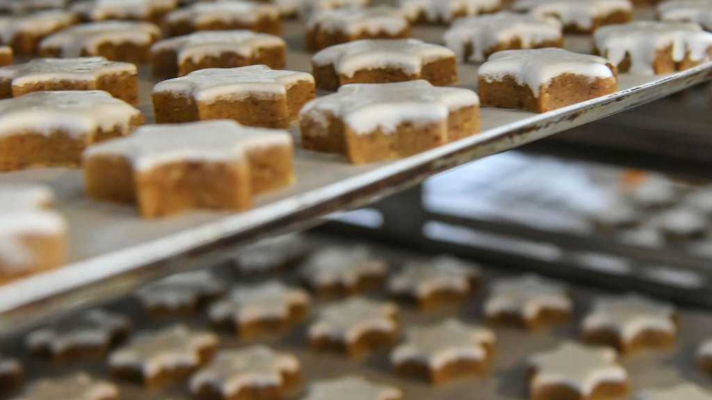 Die selbstgemachten Zimtsterne dürfen laut Rezept nur bei milder Hitze backen, denn die Glasur wird schnell braun.