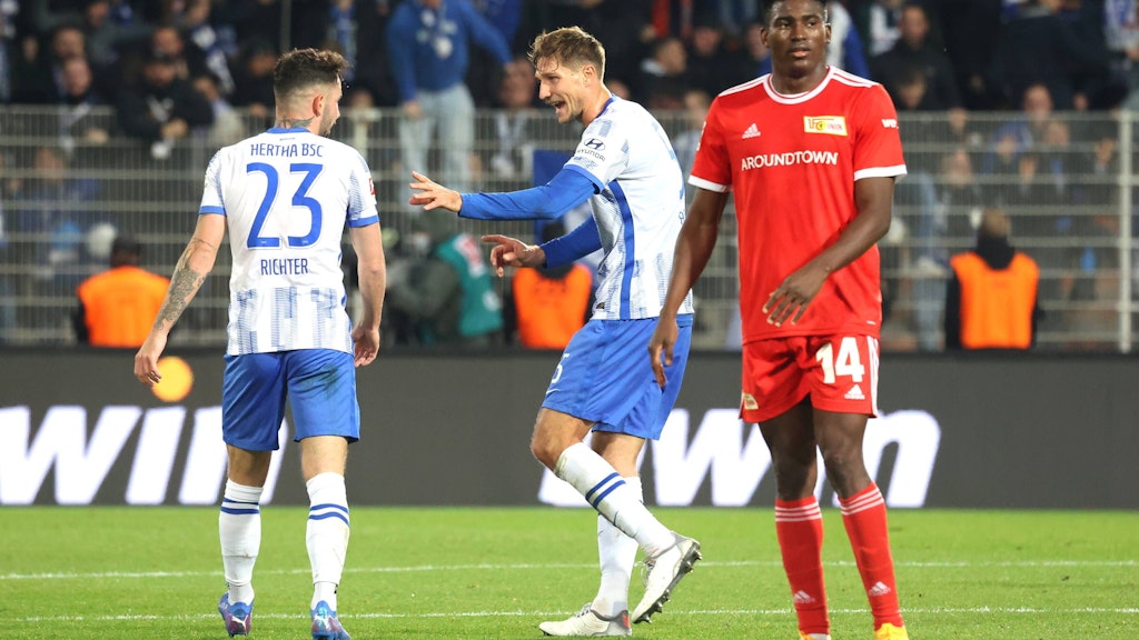 Niklas Stark probierte es im Derby beim 1. FC Union immer wieder seine Hertha-Kollegen mitzureißen.