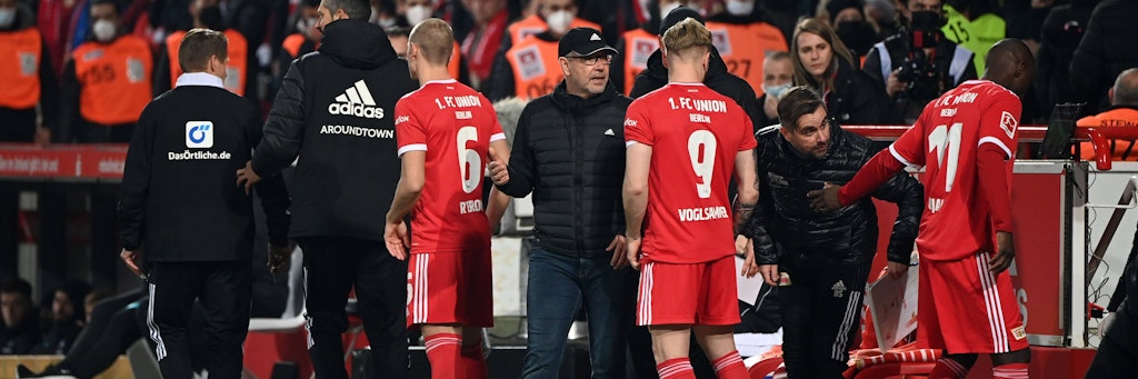 Union-Trainer Urs Fischer schien selbst irritiert, als sich Stürmer Anthony Ujah (r.) gegen Hertha plötzlich zur Einwechslung bereit machte. 