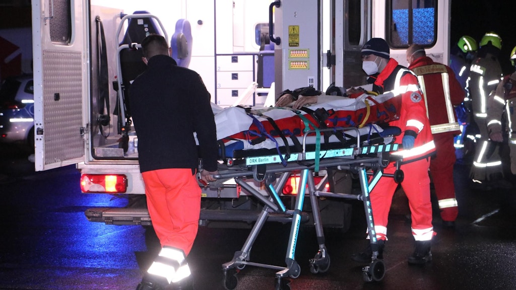 Schwerverletzt kam der Motorradfahrer nach dem Unfall in Neukölln in eine Klinik.