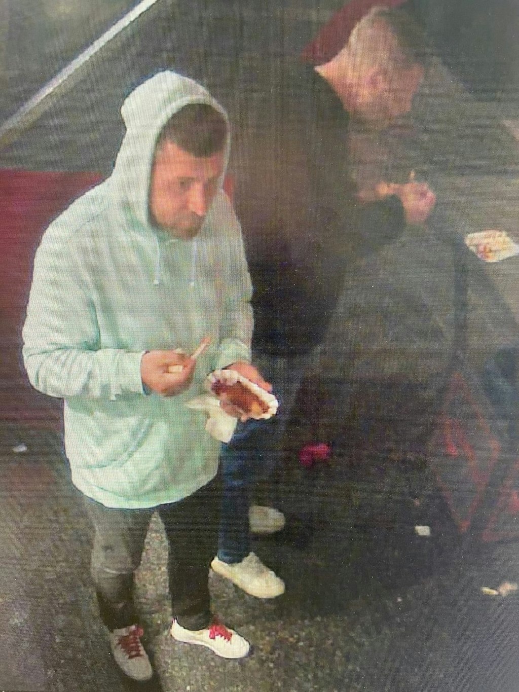 Das ist das zweite Foto aus der Überwachungskamera, dass die Zeugen zeigt.