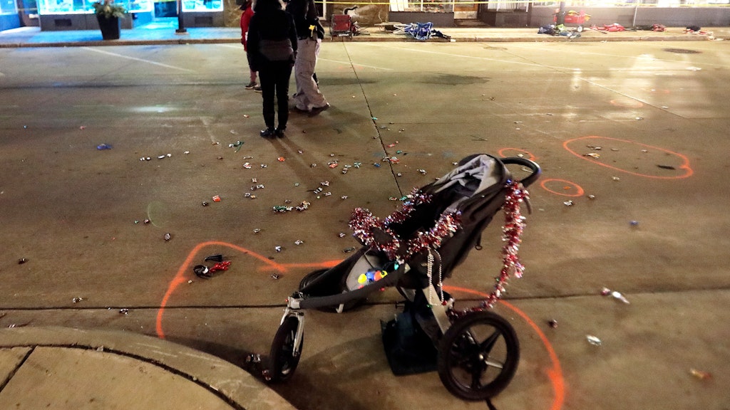 Ein zerbrochener Kinderwagen liegt auf der W. Main St. in der Innenstadt von Waukesha, Wisconsin, nachdem ein Geländewagen in eine Parade von Weihnachtsmarktbesuchern gefahren ist.