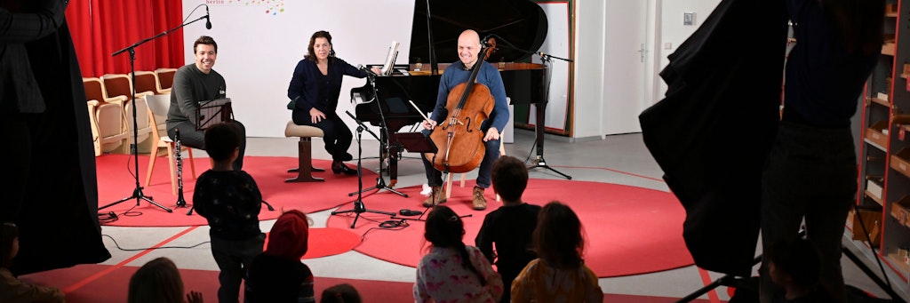 Drei Musiker spielen im Morgenkreis: Elena Bashkirova (Klavier), Eckart Runge (Cello), Pablo Barragán (Klarinette)