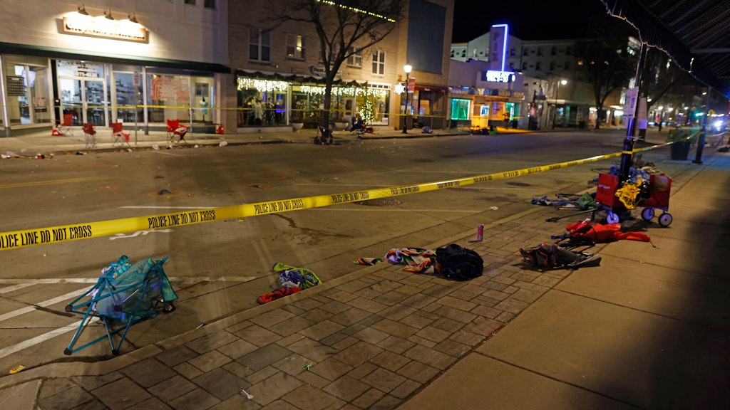 Polizeiband sperrt eine Straße in Waukesha, Wisconsin, ab, nachdem ein Fahrzeug in eine Weihnachtsparade gerast ist und Dutzende von Menschen verletzt hat.