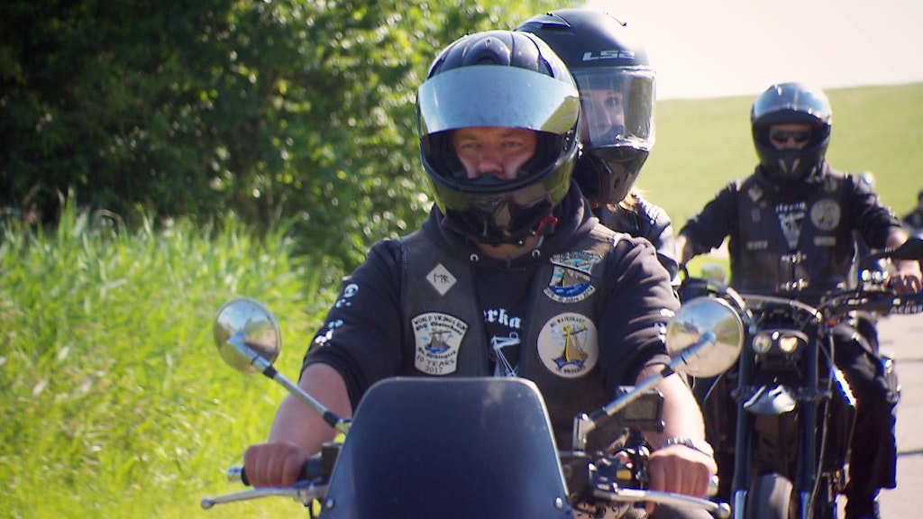 Enno hat seine "Bauer sucht Frau"-Auserwählte Kim mit seinem Motorrad-Club ab.