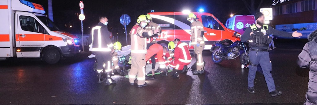 Bei einem schlimmen Unfall am Sonntagabend musste ein Notarzt den Motorradfahrer lange erstversorgen, ehe er transportfähig war.