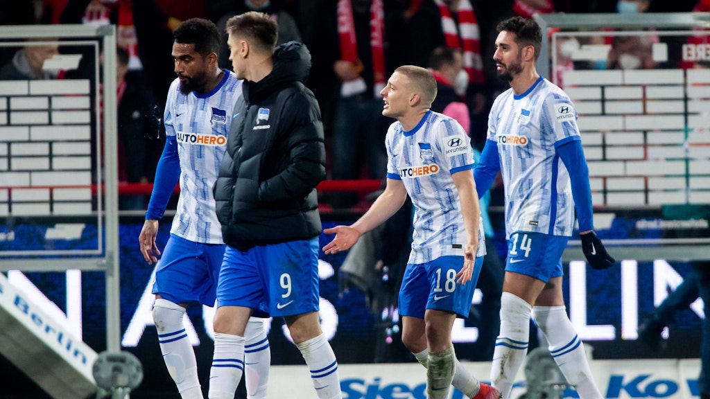 Erst wirkungs- dann ratlos: Die Hertha-Profis Boateng, Piatek, Ascacibar und Belfodil (v.l.) nach dem Derby-Debakel beim 1. FC Union. 