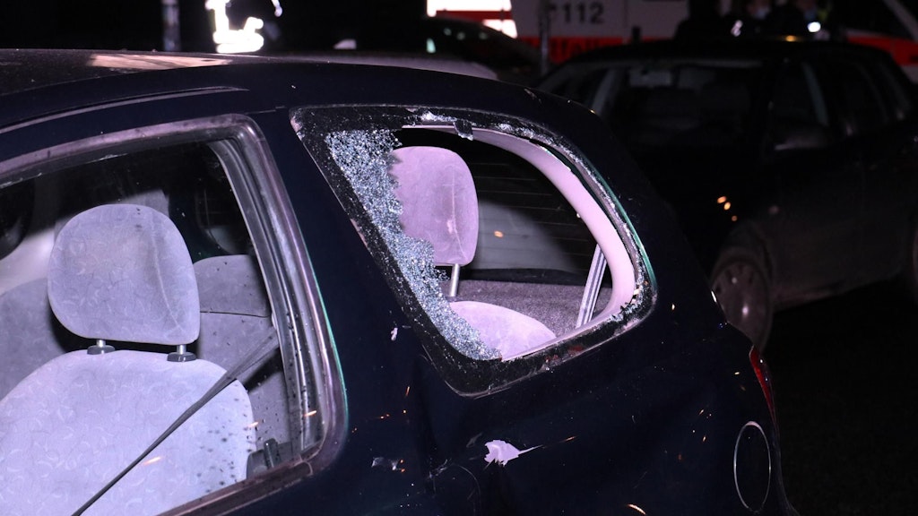 Das Auto, das der Motorradfahrer übersah, hat einen erheblichen Schaden vom Aufprall davongetragen.