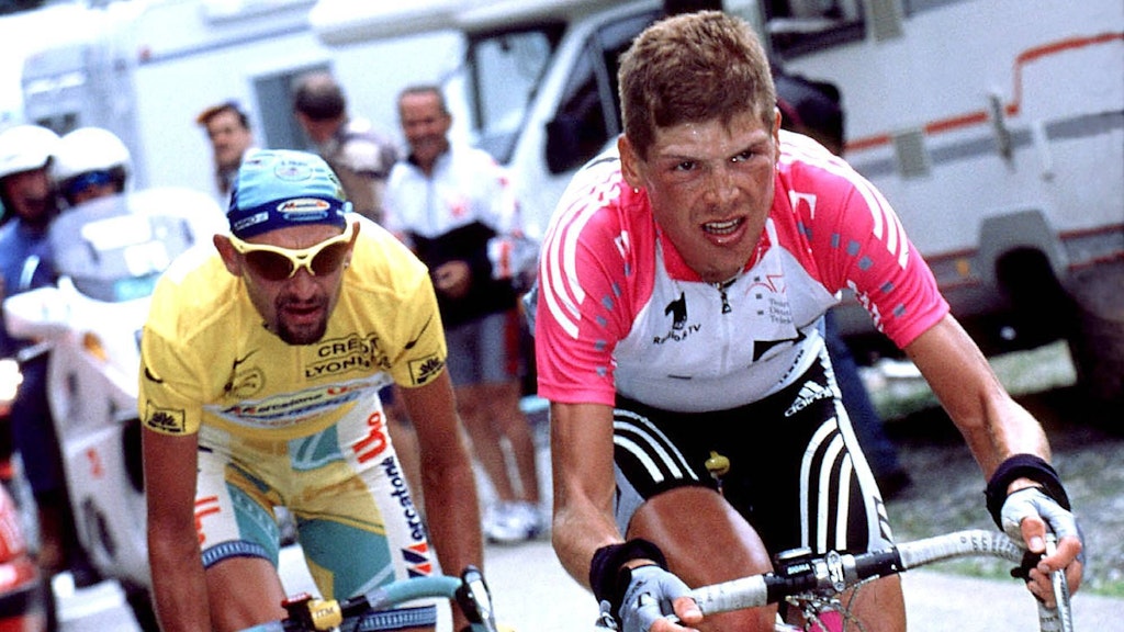 Marco Pantani (l.) und Jan Ullrich lieferten sich 1998 einen packenden Kampf bei der Tour de France, den der Italiener gewann. 