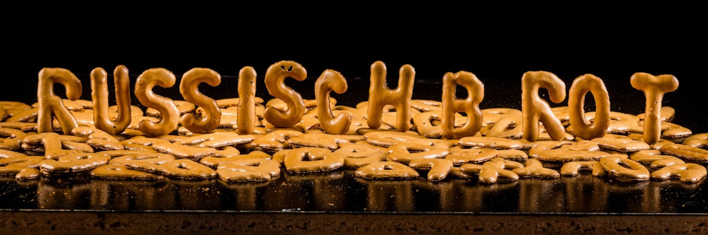Russisch Brot ist ein echter Gebäck-Klassiker. Mit diesem Rezept gelingen die Buchstaben-Kekse garantiert.