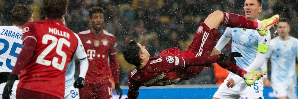 Robert Lewandowski haut in Kiew einen raus, trifft per Fallrückzieher zum 1:0 des FC Bayern bei Dynamo Kiew.