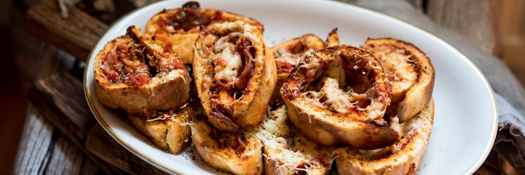 Leckere Pizzabrötchen mit Käse und Mailänder Salami schmecken fantastisch und sind einfach zubereitet.