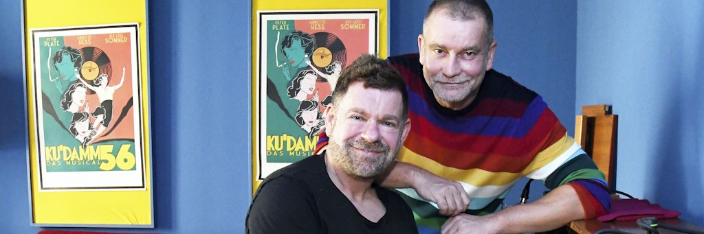 Peter Plate und Ulf Leo Sommer in ihrem Charlottenburger Studio: Hier entstand ihr erstes Musical „Ku’damm 56“, dass am 28. November Premiere feiert.